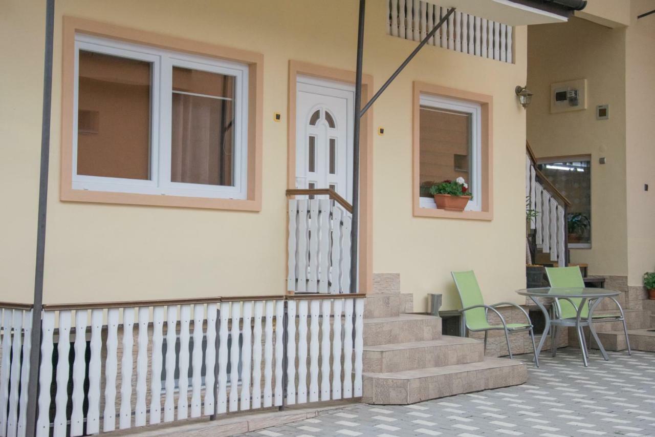 Eszter Vendeghaz Hotel Izvoru Crisului Exterior photo
